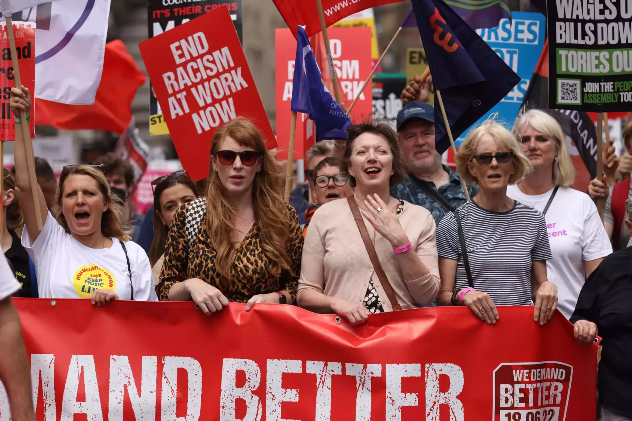 La brecha salarial LGBTQ+ podría agravarse, ya que los trabajadores queer pierden miles de dólares, advierten los sindicatos