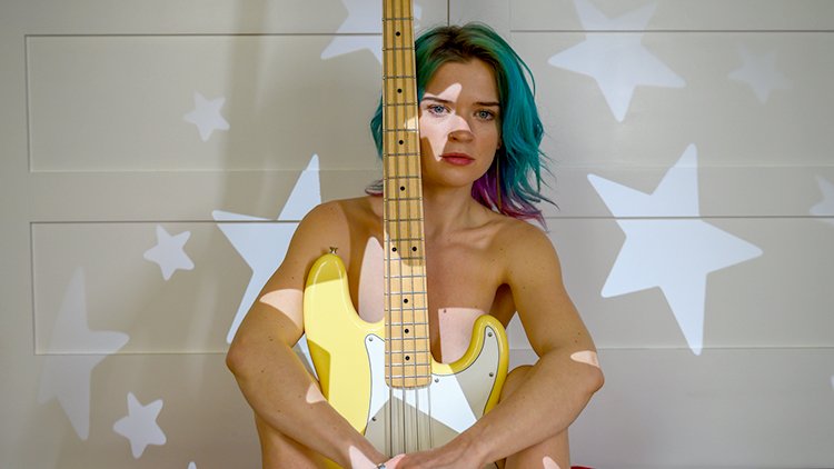 La cantante LGBTQ+ MuMu estrena un vídeo para su canción sobre el aborto