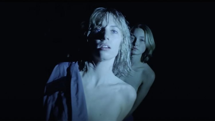 La policía detiene a Maya Hawke durante una orgía