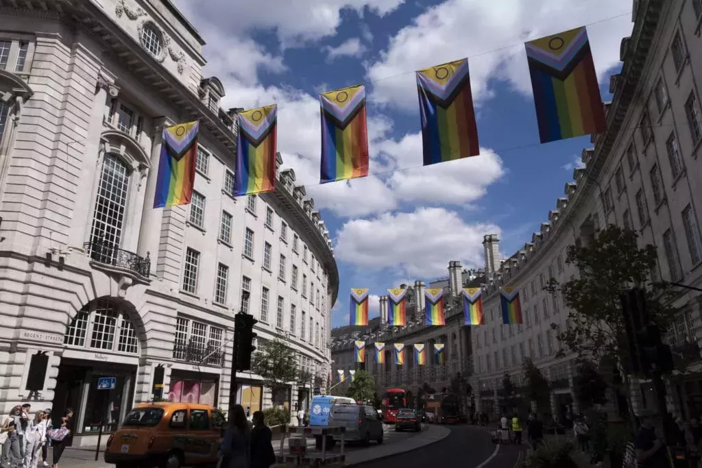 Laurence Fox vuelve a comparar la bandera del Orgullo con la esvástica del Partido Nazi pocos días después de su prohibición en Twitter