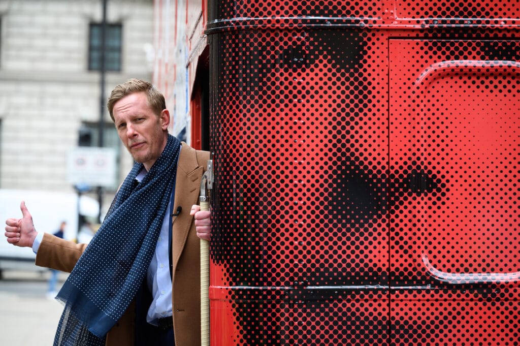 Laurence Fox vuelve a comparar la bandera del Orgullo con la esvástica del Partido Nazi