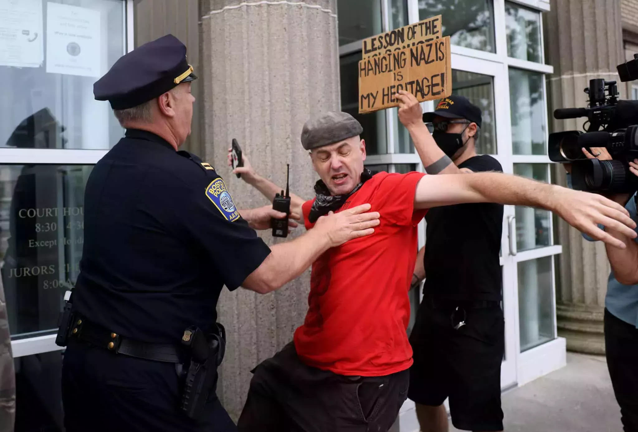 Los neonazis lanzan insultos de 