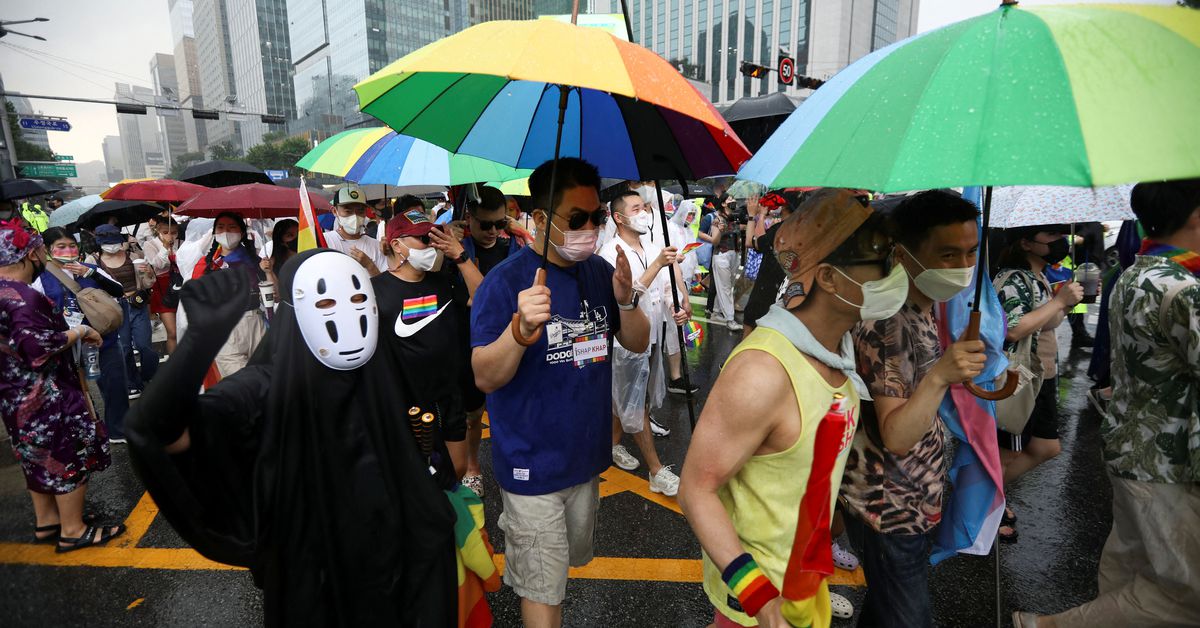 Miles de personas participan en el Orgullo de Seúl