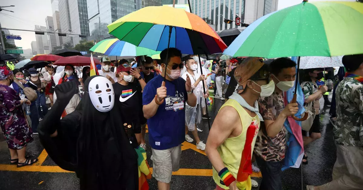 Miles de personas participan en el festival LGBT de Seúl y los manifestantes se concentran