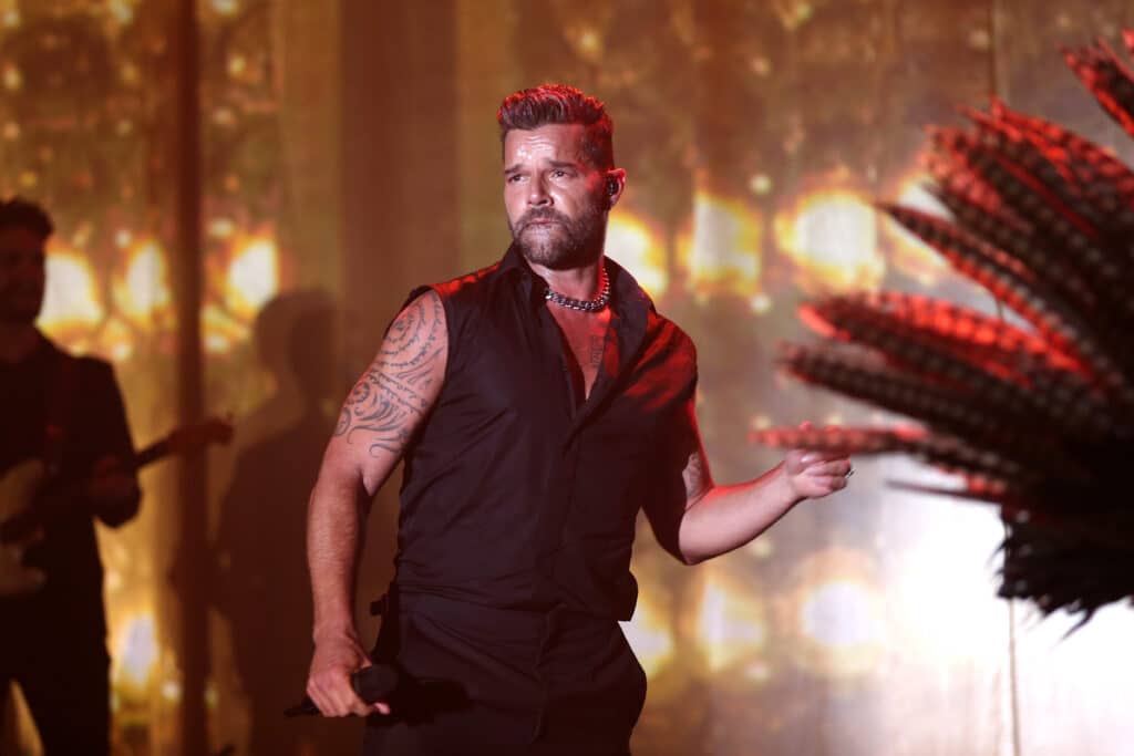 Ricky Martin niega el maltrato doméstico tras recibir una orden de alejamiento