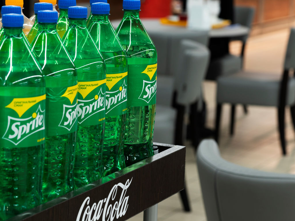 Sprite retira la icónica botella verde tras más de 60 años