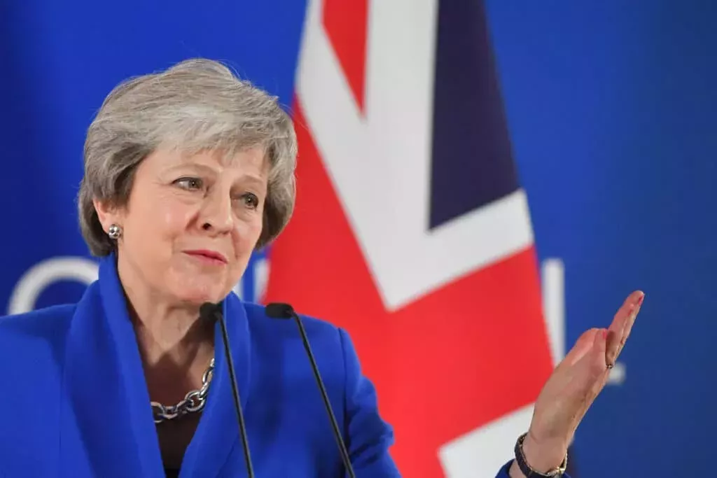 Theresa May insta a Boris Johnson a cumplir su promesa y prohibir la terapia de conversión trans