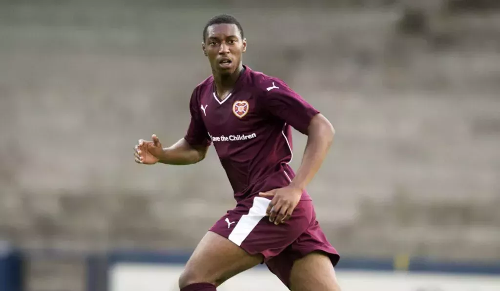 Un futbolista bisexual decepcionado después de que un rival que abusó de él en el campo le dejara libre con una multa