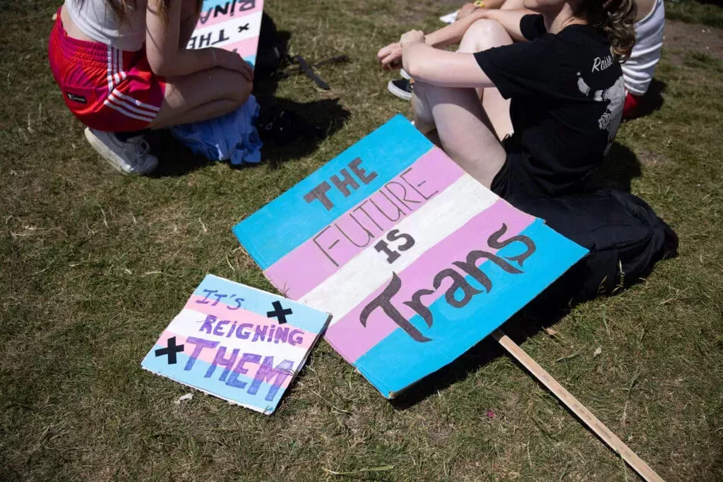 Un hombre trans que huyó de una familia maltratadora es obligado a volver a casa por la policía en la India