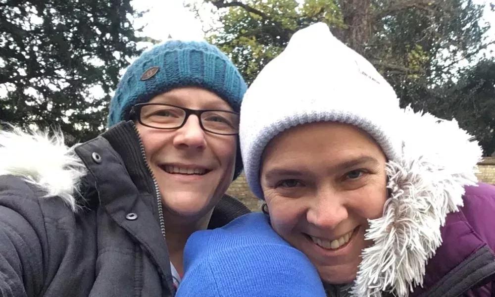 Una madre homosexual obligada a adoptar a su propio hijo tras negársele el certificado de nacimiento gana el caso en el Tribunal Supremo