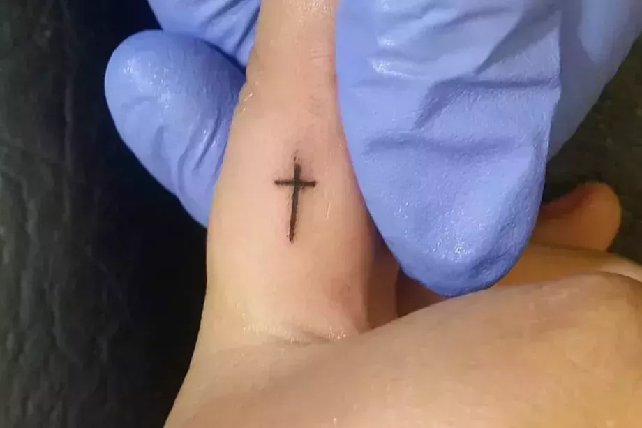 15 ideas de tatuajes pequeños para hombres en 2022