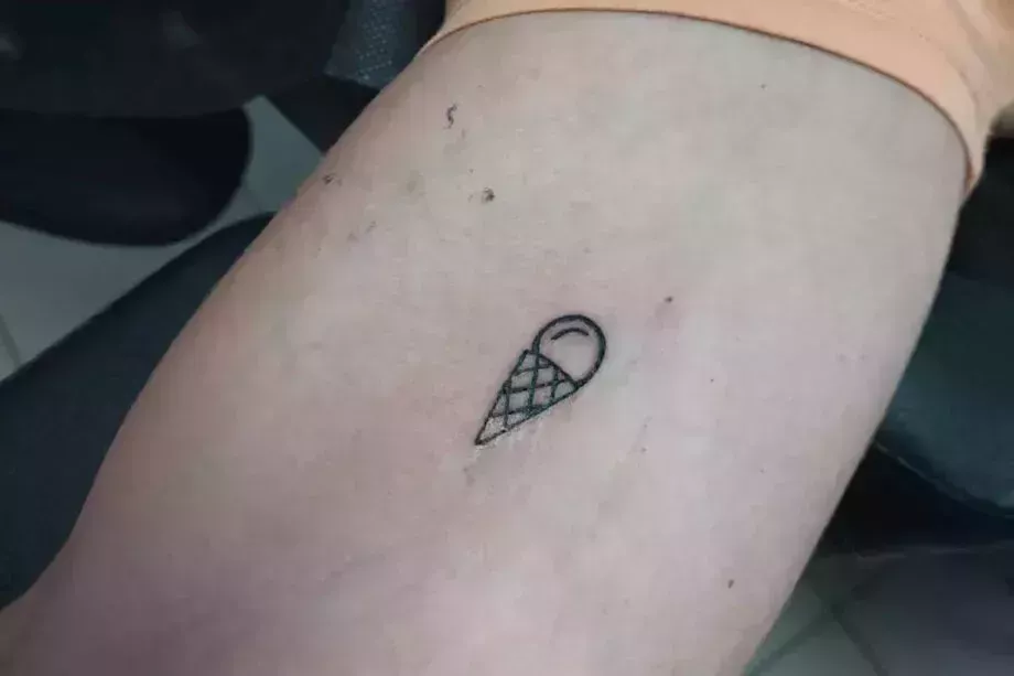 15 ideas de tatuajes pequeños para hombres en 2022