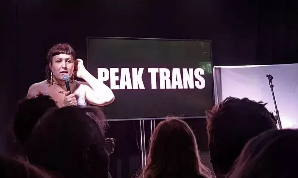 Comediantes LGBTQ+ hablan de cómo la transfobia envenenó la comedia, y de cómo se alejan de los fanáticos