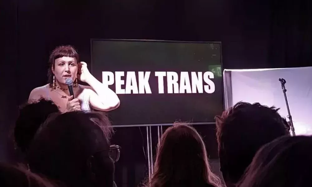 Comediantes LGBTQ+ hablan de c&oacute;mo la transfobia envenen&oacute; la comedia, y de c&oacute;mo se alejan de los fan&aacute;ticos