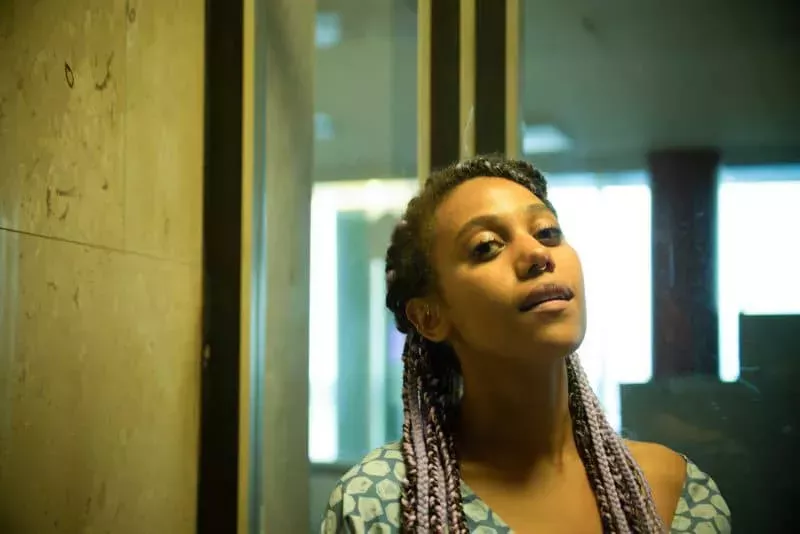 Comediantes LGBTQ+ hablan de c&oacute;mo la transfobia envenen&oacute; la comedia, y de c&oacute;mo se alejan de los fan&aacute;ticos