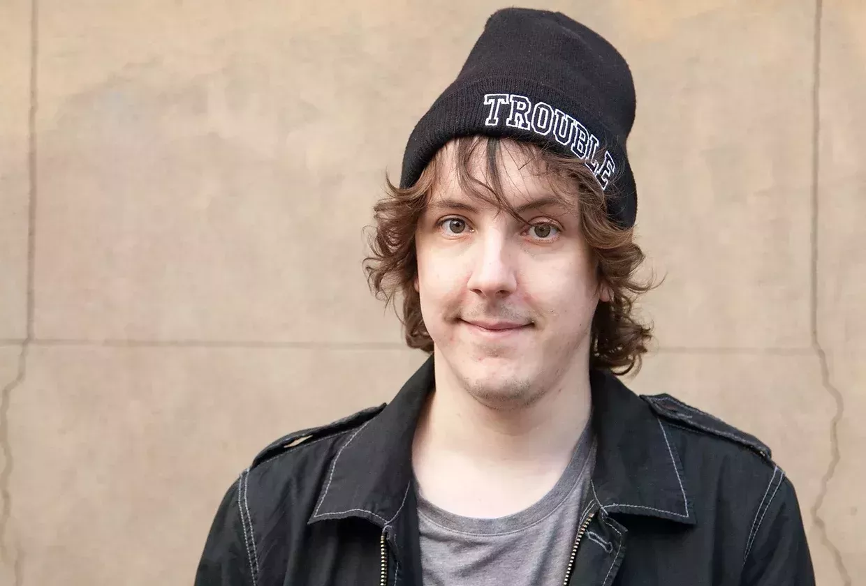 Comediantes LGBTQ+ hablan de c&oacute;mo la transfobia envenen&oacute; la comedia, y de c&oacute;mo se alejan de los fan&aacute;ticos