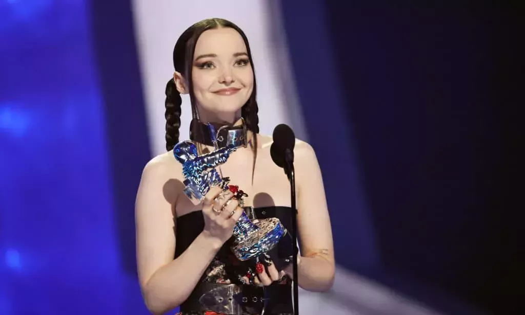 Dove Cameron dedica su victoria en los MTV VMAs a los ni&ntilde;os homosexuales en un emotivo discurso: 
