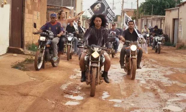 Dry Ground Burning es un retrato apasionante de una banda de mujeres en una favela de Brasilia