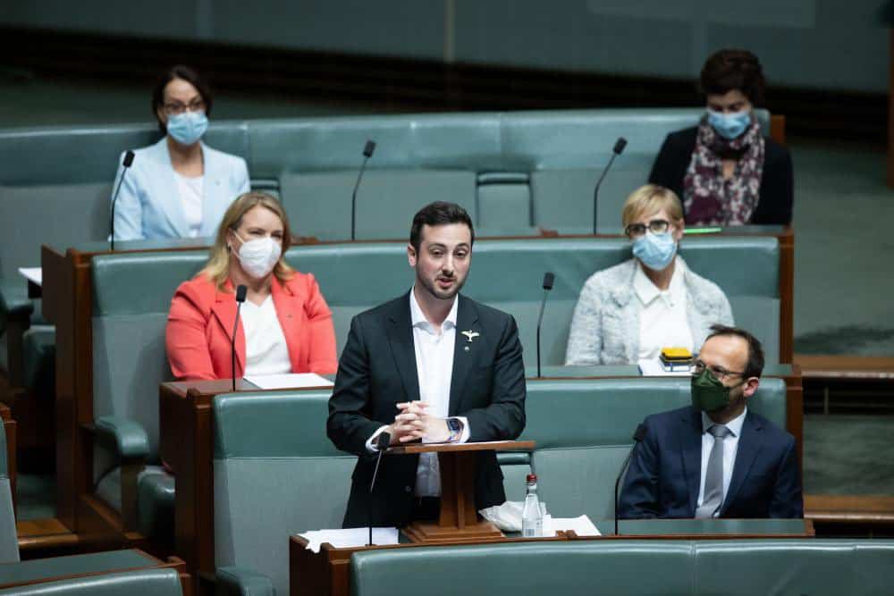 El diputado gay Stephen Bates se emociona en su discurso sobre la representación LGTB+