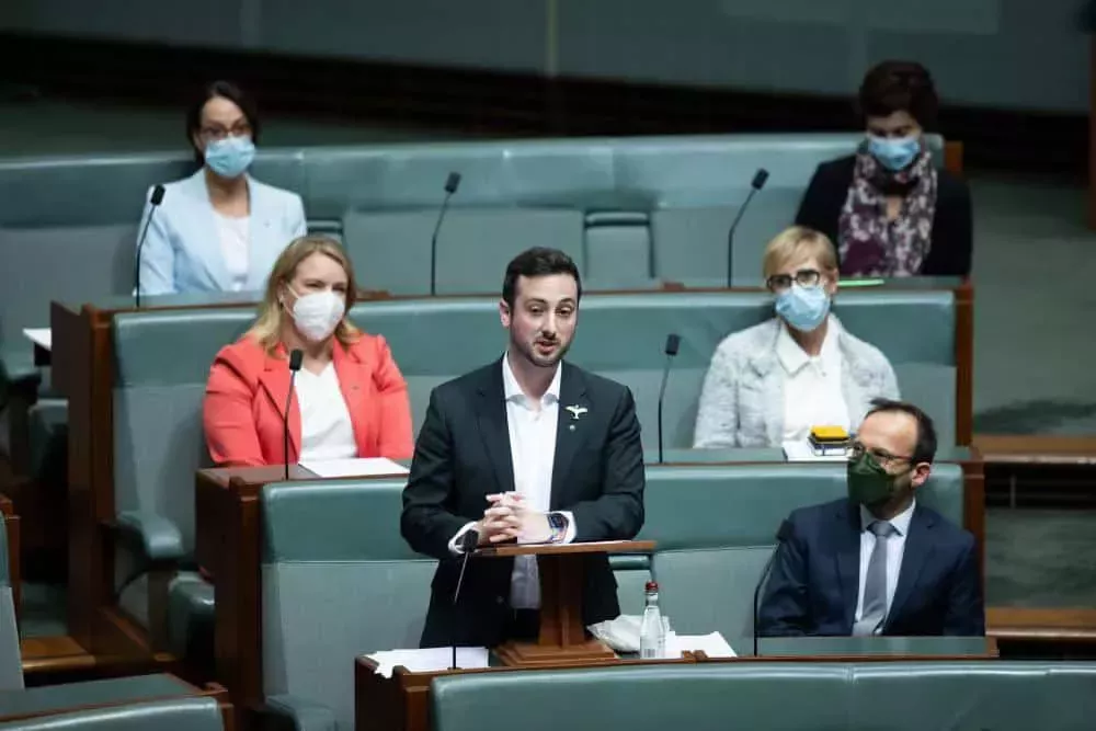 El diputado gay Stephen Bates se emociona hasta las lágrimas en su primer discurso sobre la salida del armario y la representación