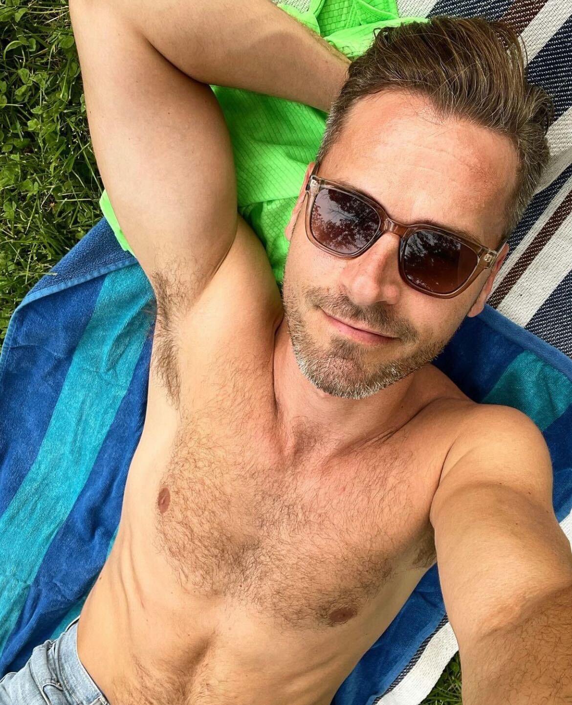 El piloto gay Travis Shumake habla sobre su inspiración en el mundo drag