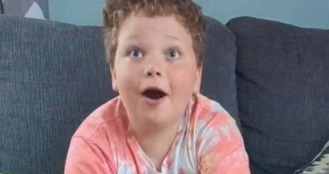 Regalan una máquina de coser a un niño y esta fue su reacción