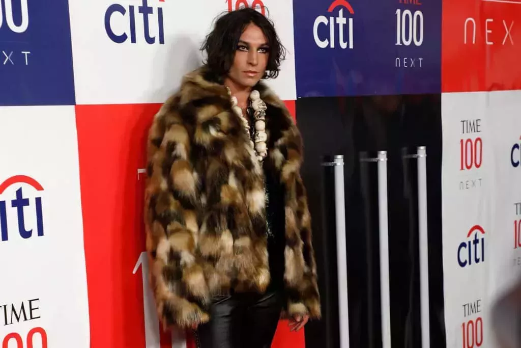 Ezra Miller es acusado de un delito de robo con fuerza tras irrumpir presuntamente en su casa