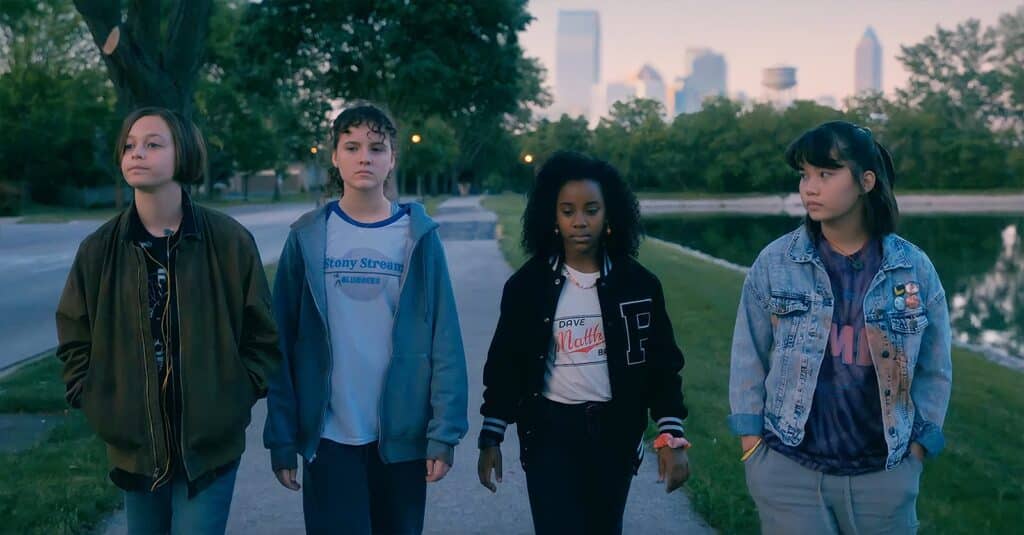 La nueva serie de ciencia ficción Paper Girl es elogiada por su argumento gay