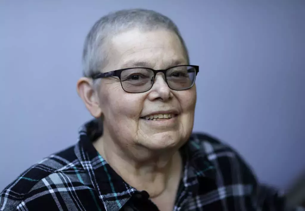 La pionera autora y activista lesbiana Elana Dykewomon muere a los 72 años tras una batalla contra el cáncer