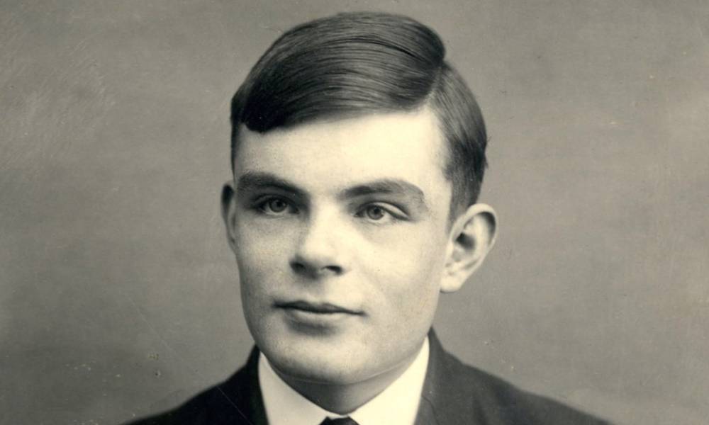 La polémica escultura de Alan Turing se coloca en la universidad de Cambridge