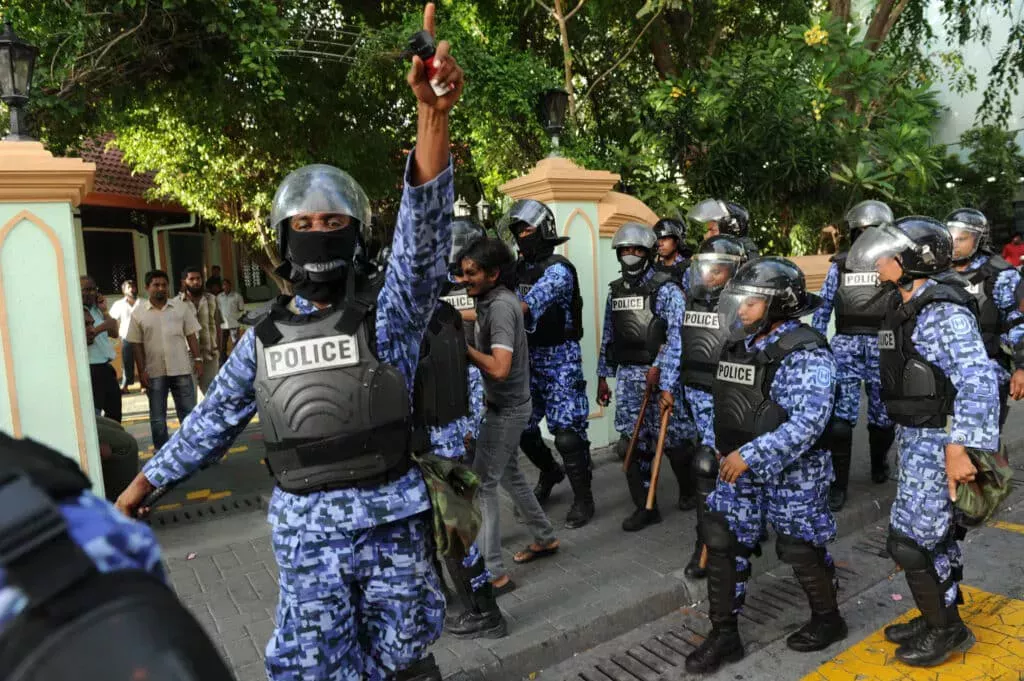 La policía de Maldivas detiene a cuatro hombres y apunta a decenas más por la filtración de vídeos de sexo gay