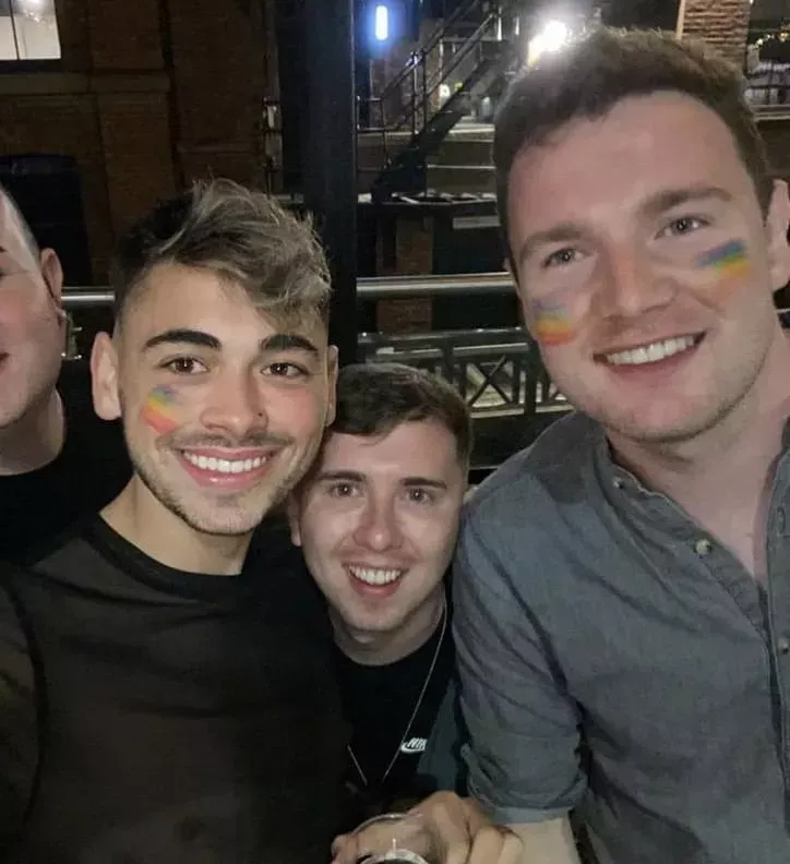 Las principales recomendaciones para los padres de niños LGBTQ+ se explican en una innovadora guía sobre la salida del armario