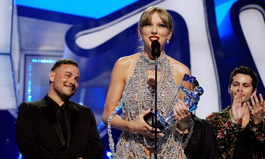 Los frenéticos fans de Taylor Swift comparten teorías sobre su nuevo álbum