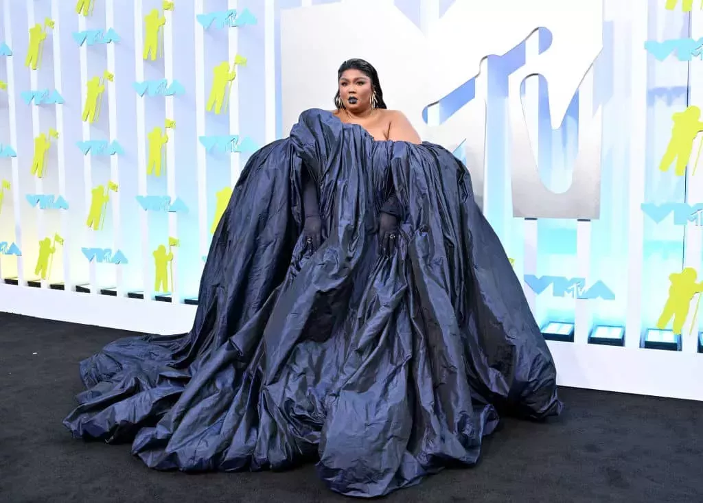 Los mejores, peores y más sorprendentes looks de los MTV VMAs 2022 - desde Lil Nas X hasta Lizzo