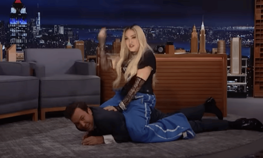 Madonna cabalga sobre Jimmy Fallon durante una entrevista
