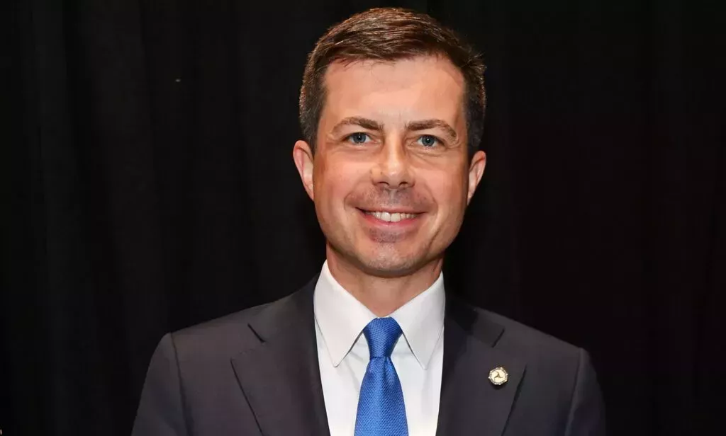 Pete Buttigieg envió una carta conmovedora a un valiente adolescente activista LGBTQ+