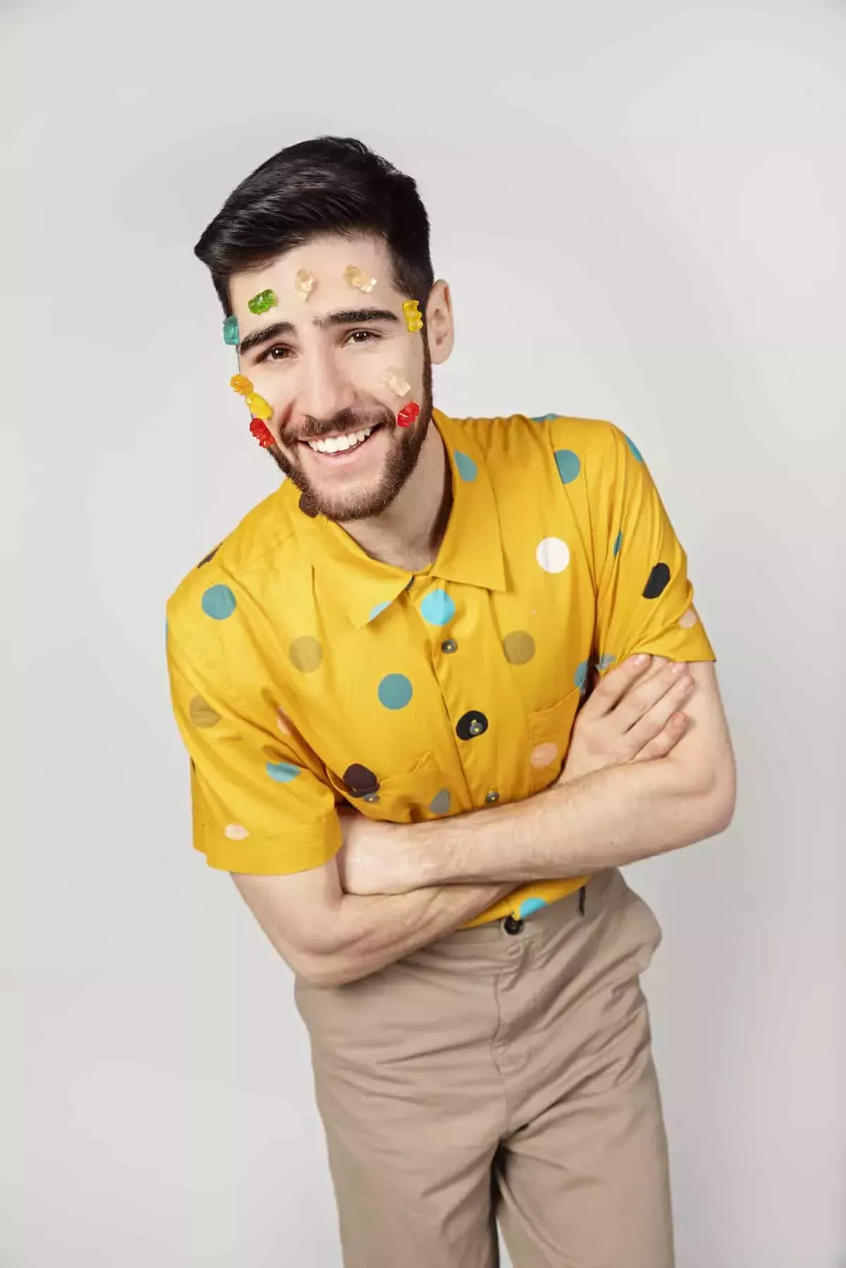 Un hombre gay perdió trágicamente a su novio por culpa del COVID. Así que convirtió su pena y dolor en comedia