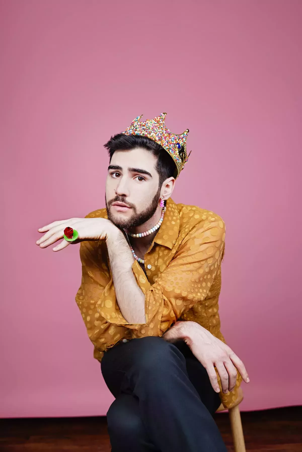 Un hombre gay perdió trágicamente a su novio por culpa del COVID. Así que convirtió su pena y dolor en comedia