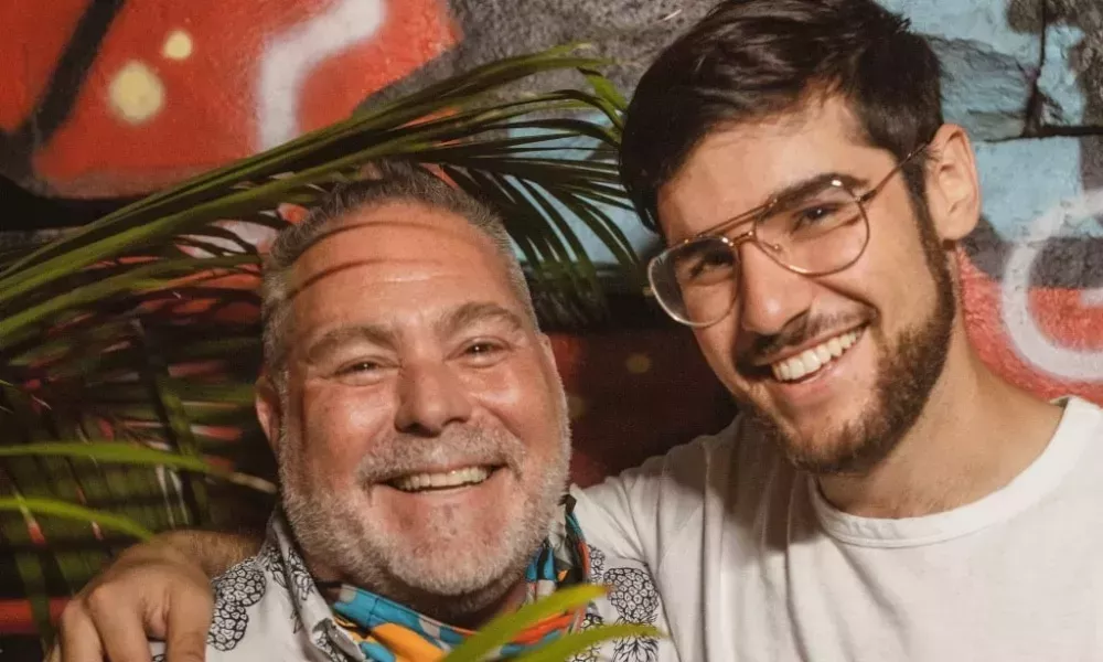 Un hombre gay perdió trágicamente a su novio por culpa del COVID. Así que convirtió su pena y dolor en comedia