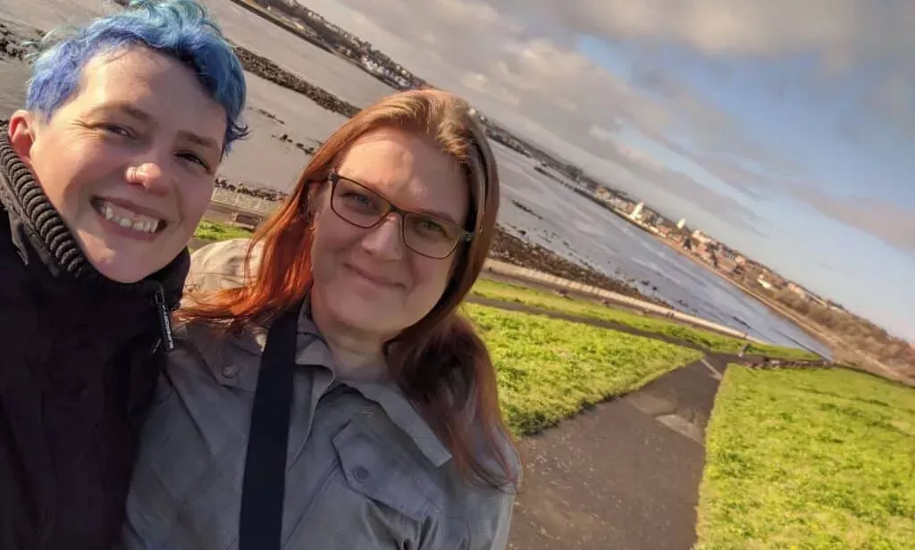 Una pareja trans y no binaria dice que salir del