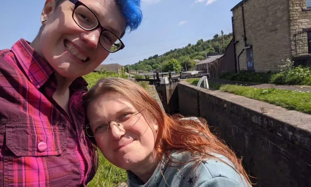 Una pareja trans y no binaria dice que salir del