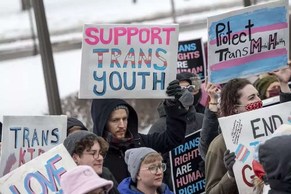 Una valiente niña transgénero de ocho años demanda a Tennessee por la vil ley de baños antitrans
