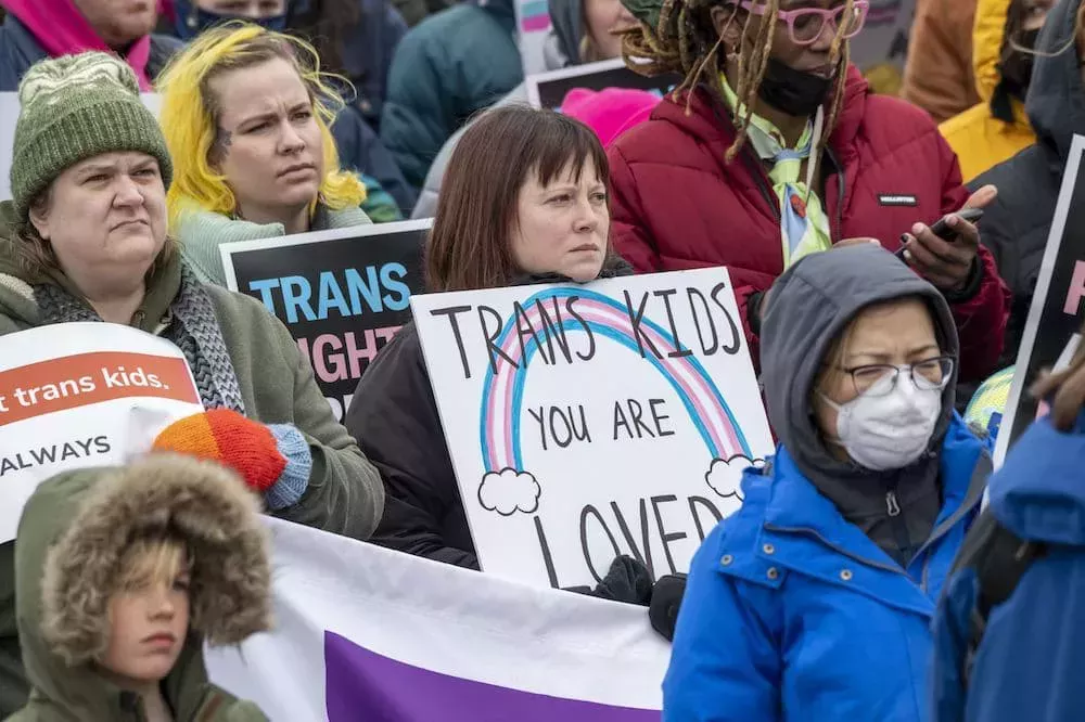 Una valiente niña transgénero de ocho años demanda a Tennessee por la vil ley de baños antitrans