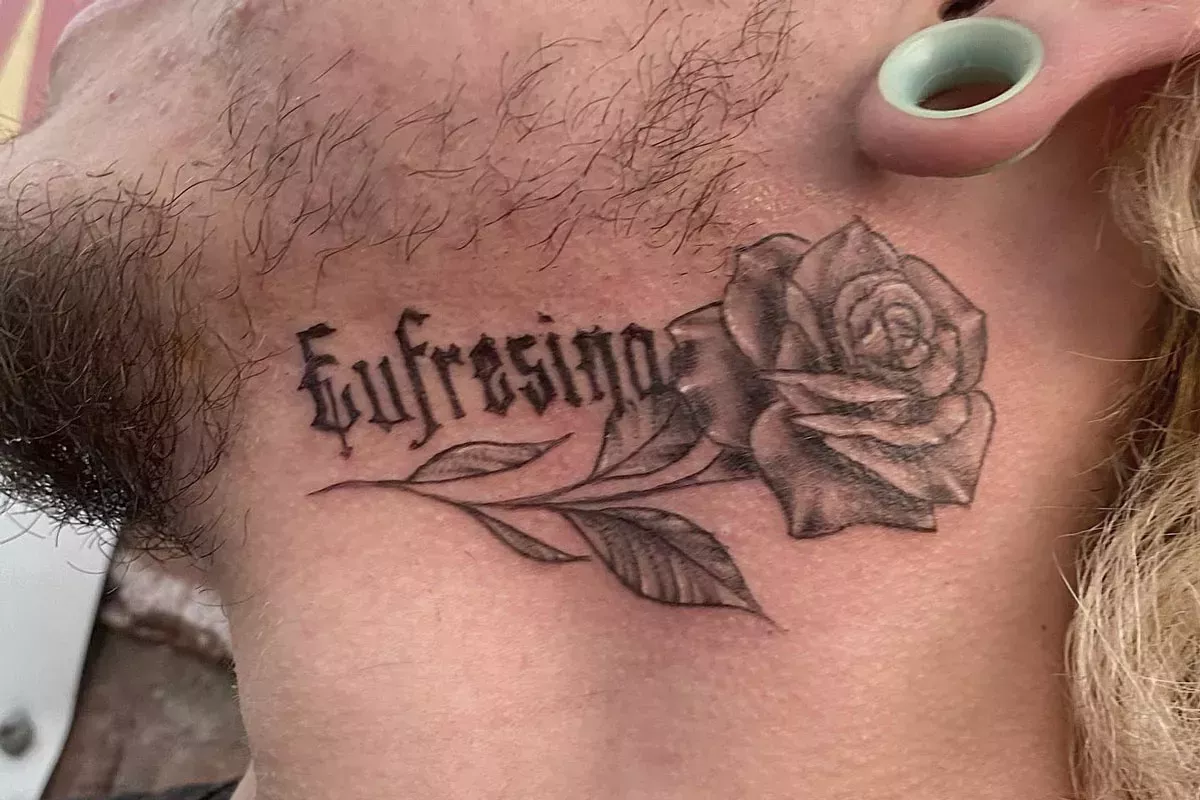 14 ideas populares de tatuajes de rosas para hombres en 2022