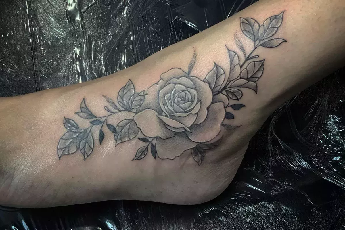 14 ideas populares de tatuajes de rosas para hombres en 2022