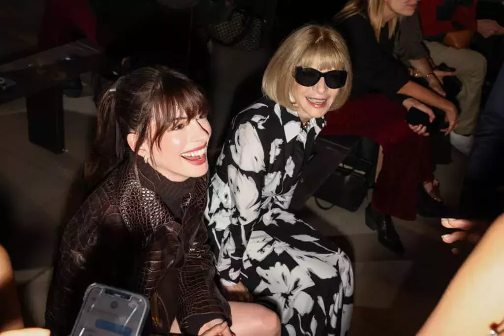 Anne Hathaway se pone el traje del diablo de Prada para reunirse con Anna Wintour en un momento icónico que cierra el círculo