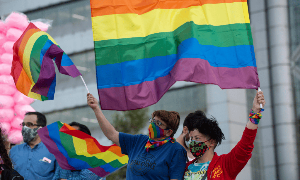 Chile rechaza por abrumadora mayoría una nueva constitución progresista que habría consagrado los derechos de las personas LGBTQ+.