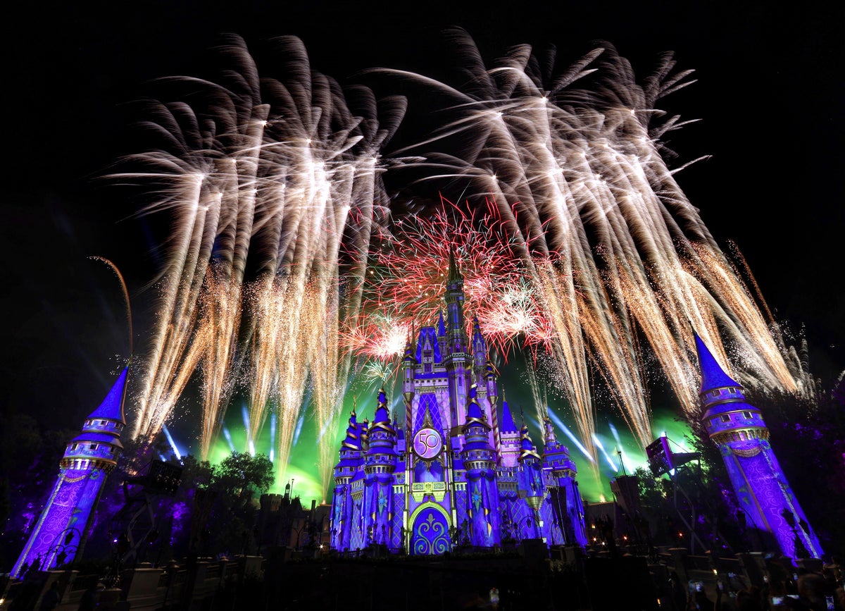 Disney es despojado de su estatus fiscal especial en Florida por el proyecto de ley LGBT+