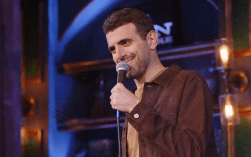 El cómico Sam Morril enseña a los transfóbicos cómo hacer un chiste trans divertido