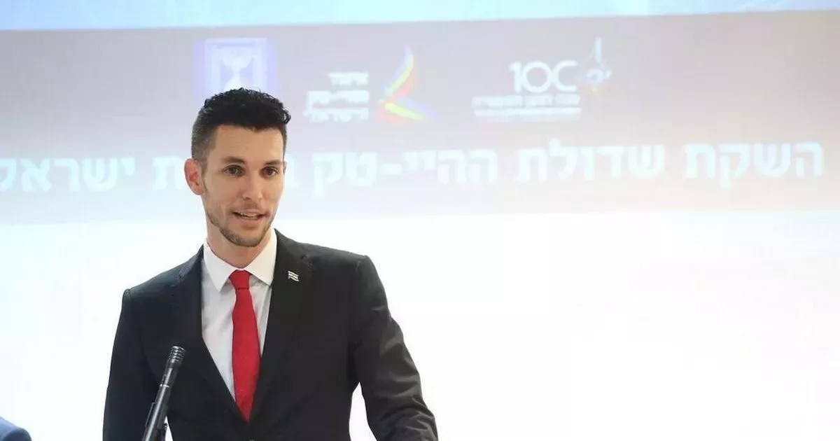 El ex modelo Idan Roll aspira a la reelección en Israel tras luchar por la gestación subrogada entre personas del mismo sexo